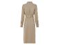 Ein beiges Kleid mit langen Ärmeln und Gürtel.