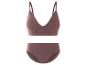 Ein brauner Bralette und Slip im gerippten Stil.