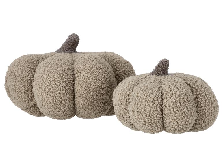 Zwei flauschige Deko-Kürbisse in neutralem Beige.