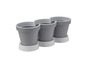 Drei graue Blumentöpfe mit weißen Untersetzern.