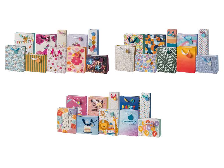 Sortiment bunter Geschenktüten mit verschiedenen Mustern und „Happy Birthday“-Botschaften.