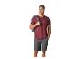 Mann in Kurzarm-T-Shirt und Shorts, mit Rucksack