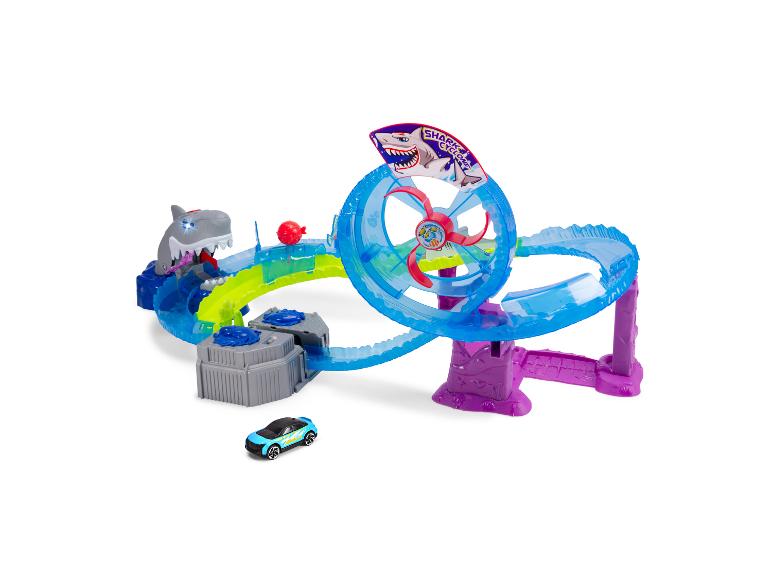 Hot Wheels Spielset mit Hai-Thema, blauer Strecke und türkisfarbenem Auto.
