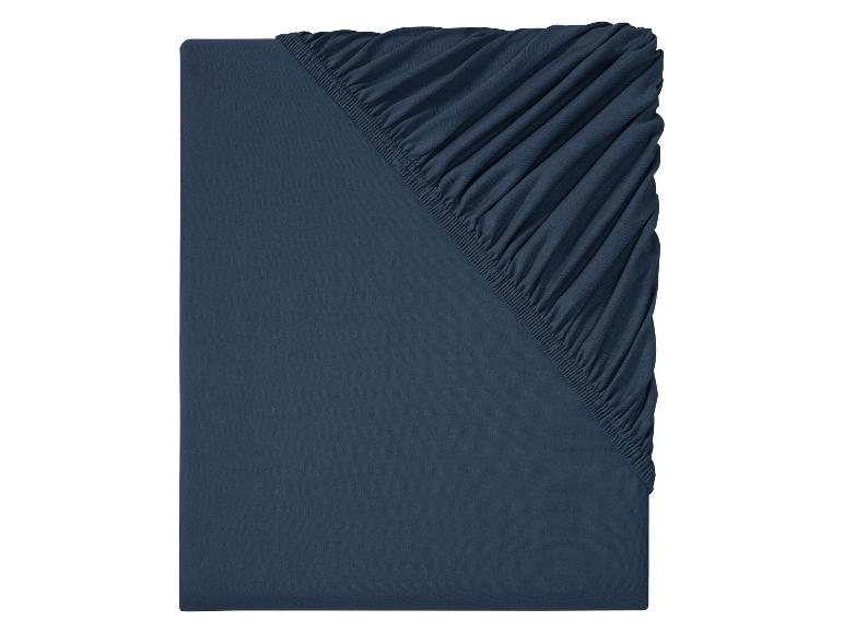 Dunkelblaues, einfarbiges Spannbettlaken.