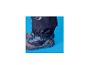 Kinderbein in dunkelblauer Schneehose und grauen und blauen Winterstiefeln.