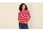 Frau in rot gestreiftem Langarmshirt und Jeans
