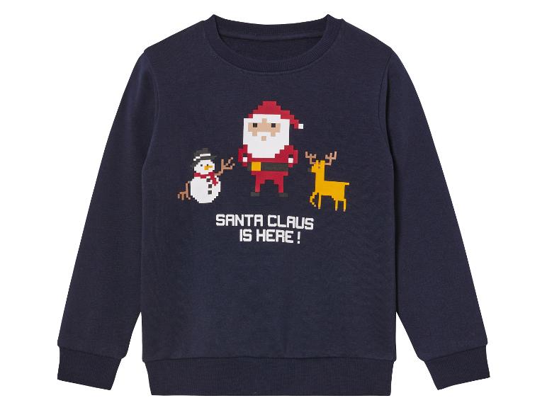 Ein dunkelblauer Pullover mit Weihnachtsmotiv, mit einem Pixel-Weihnachtsmann, Rentier und Schneemann.