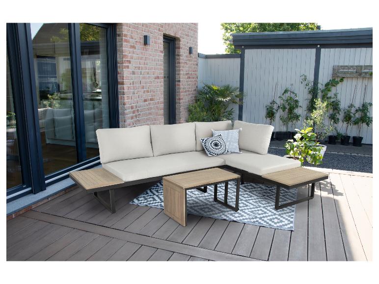 Gartensofa-Set mit beigen Kissen und Holztischen auf einer Holzterrasse.