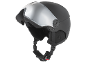 Schwarzer Skihelm mit silbernem Visier und roter Schnalle