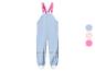 Hellblaue Kinder-Regenhose mit rosa Hosenträgern und reflektierenden Elementen.