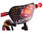 Ein rotes Cars Lightning McQueen Laufrad mit schwarzem Rahmen.