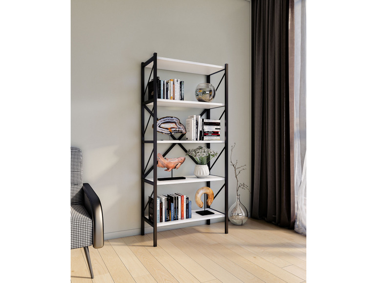 Ein weißes Bücherregal mit schwarzen Metalldetails gefüllt mit Büchern und Dekorationsgegenständen.