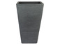 Großer, grauer Blumentopf mit geriffelter Oberfläche.