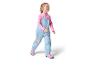 Lächelndes Mädchen in blauer Latzhose und rosa Stiefeln, mit Elsa von Frozen