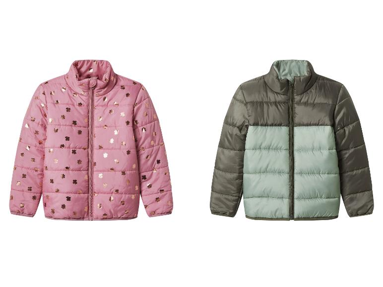 Zwei Kinder-Pufferjacken: eine rosa mit Goldmuster und eine zweifarbige grün-graue.