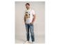 Mann in weißem T-Shirt mit Palmenprint und Jeans, lächelnd.
