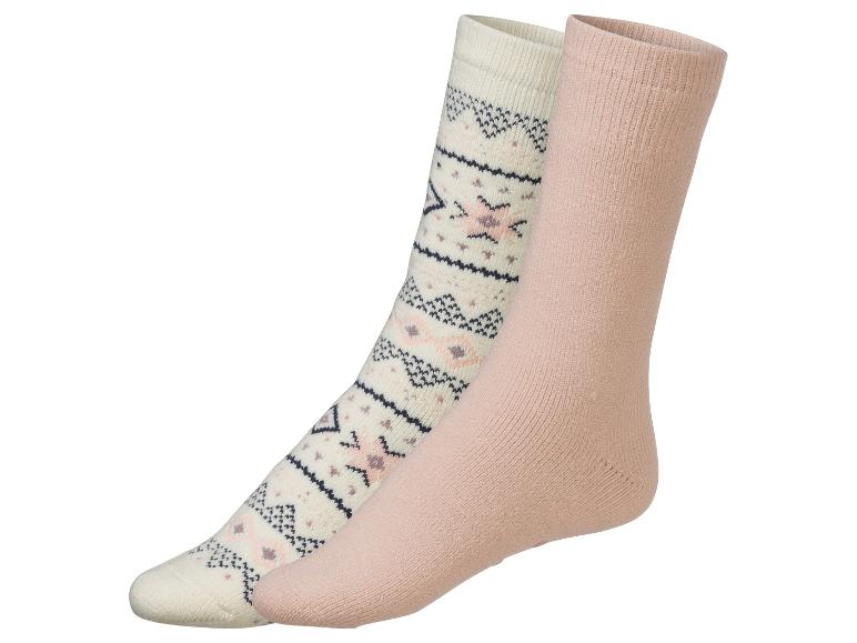 Zwei Paar Socken: eine mit geometrischem Muster, die andere einfarbig rosa.