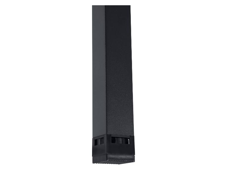 Nahaufnahme eines schwarzen quadratischen Tischbeins mit verstellbarem Fuß.