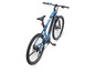 Ein blaues E-Mountainbike mit Display.