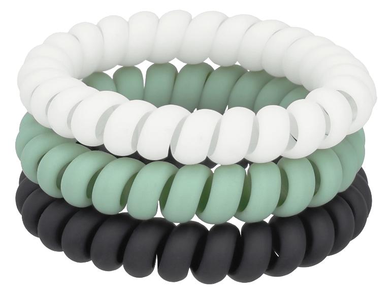 Drei spiralförmige Haargummis in Weiß, Mintgrün und Schwarz, übereinander gestapelt.