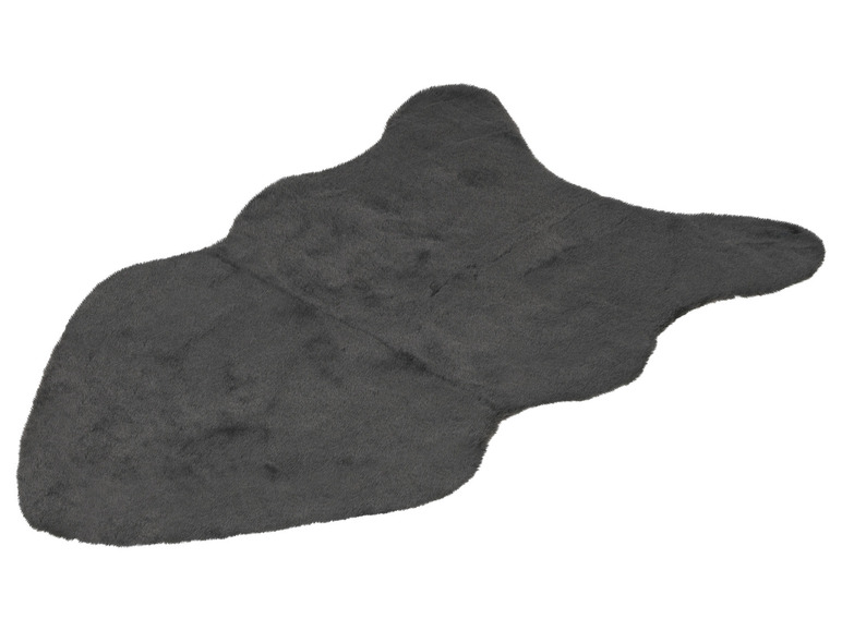 Ein weicher, dunkelgrauer Fellteppich.