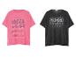 Zwei SOCCX-Shirts, eines in Pink mit Text und eines in Dunkelgrau mit Text.
