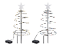 Zwei leuchtende spiralförmige Weihnachtsbäume, einer mit warmweißen, der andere mit mehrfarbigen Lichtern.