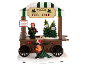 Weihnachtsbaumverkaufsstand mit Figuren und Preisen für Bäume verschiedener Größen.