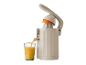 Silvercrest Zitruspresse presst Orangensaft in ein Glas.