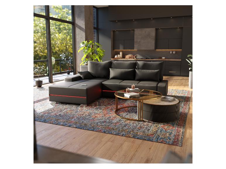 Ein schwarzes Ledersofa mit LED-Beleuchtung, ein Couchtisch und ein Teppich in einem modernen Wohnzimmer.