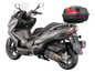 Ein grauer Kymco-Roller mit einem Topcase.