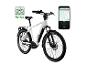 Weißes E-Bike mit App-Oberfläche, die Navigation und Fahrdaten anzeigt.
