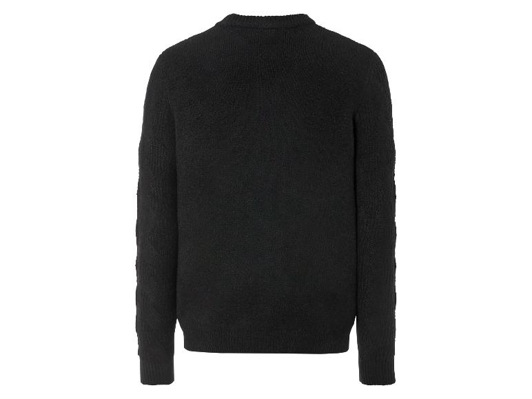 Ein schwarzer Pullover mit Zopfmuster.