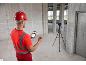 Ein Bauarbeiter nutzt einen PARKSIDE PERFORMANCE® Kreuzlinienlaser auf der Baustelle.