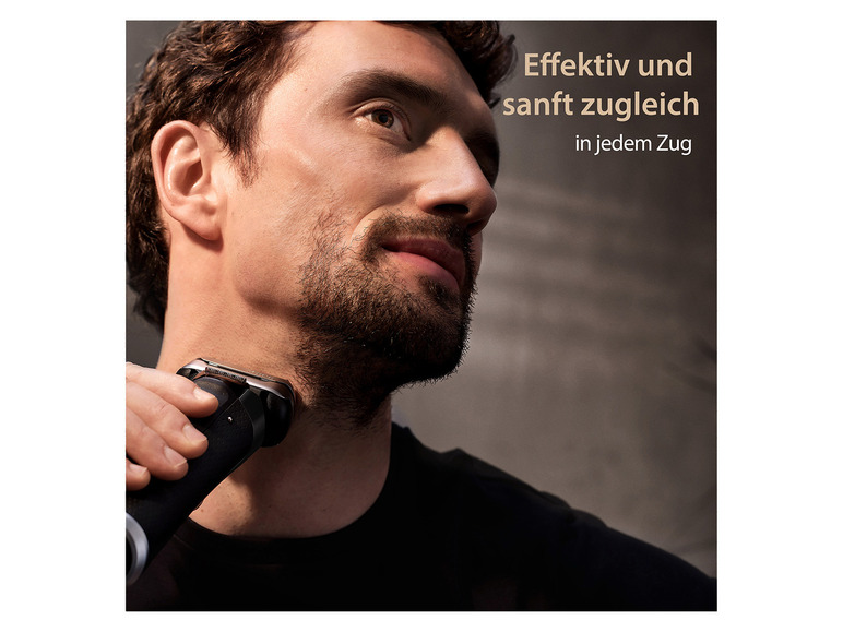 Ein Mann rasiert sich mit einem Braun Rasierer.