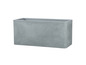 Ein rechteckiger Beton Blumentopf.
