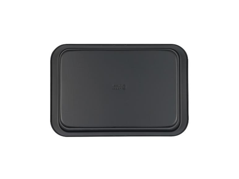 Ein schwarzes Backblech der Marke Hobbie.