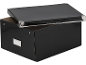 Schwarze Aufbewahrungsbox mit Metallbesatz und offenem Deckel.