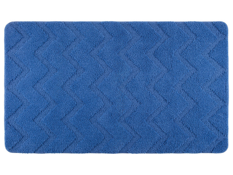 Eine blaue Badematte mit Rautenmuster.