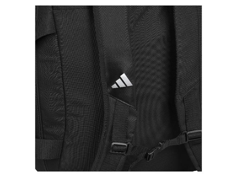 Detail der Rückseite eines schwarzen Rucksacks mit Riemen und einem weißen Logo.