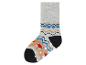 Graue Socken mit rutschfesten Punkten und einem fröhlichen Muster.