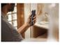 Mann hält einen Philips All-in-One Trimmer in einem Badezimmer.