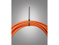 Ein Bündel orangefarbener Kabel, die mit einem schwarzen Kabelbinder befestigt sind.
