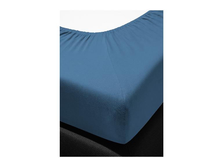 Blaues Baumwoll-Spannbettlaken auf einer Matratze
