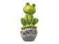 Eine grüne Froschfigur sitzt auf einer Steinkugel.