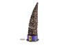 Halloween-Dekoration in Form eines geflochtenen Hexenhuts mit lila Band und Schnalle.