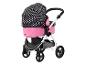 Ein rosa Kinderwagen mit einem schwarzen und weißen Herzenmuster