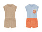Zwei Baby-Sets mit kurzen Ärmeln, eines in Beige und eines mit einem blauen Shirt und einer orangen Hose.
