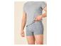 Mann in grauem T-Shirt und grauen Boxershorts.