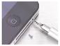 Smartphone-Reparatur mit Schraubendreher und Schraube